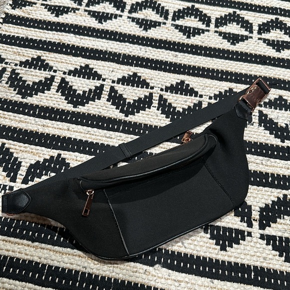 Black and rose gold fanny pack - Picture 2 of 4